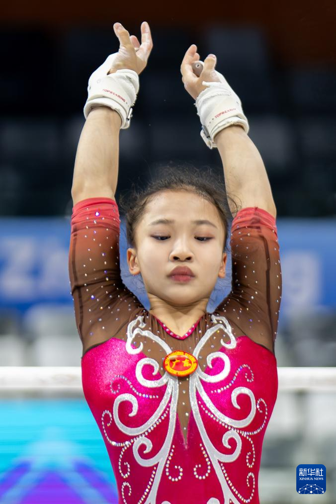 全运会｜体操：邱祺缘“磨难”中夺冠 广西队揽一金一银_第十五届全国运动会女子高低杠决赛 邱祺缘夺冠 肇庆体操比赛