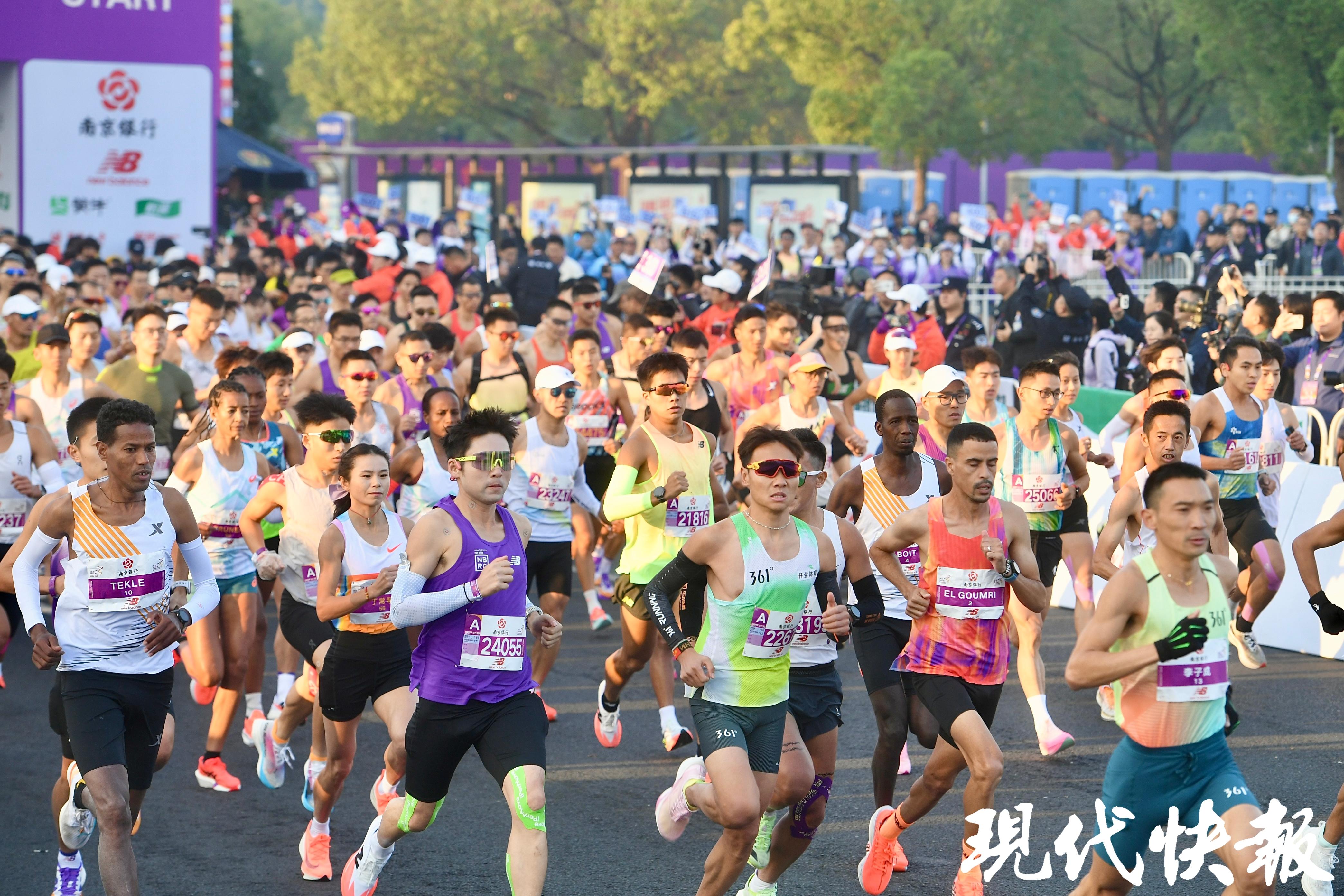 2025南京马拉松世界田联金标赛事 194802人报名 赛道优化与志愿者服务_国际田联金标赛事