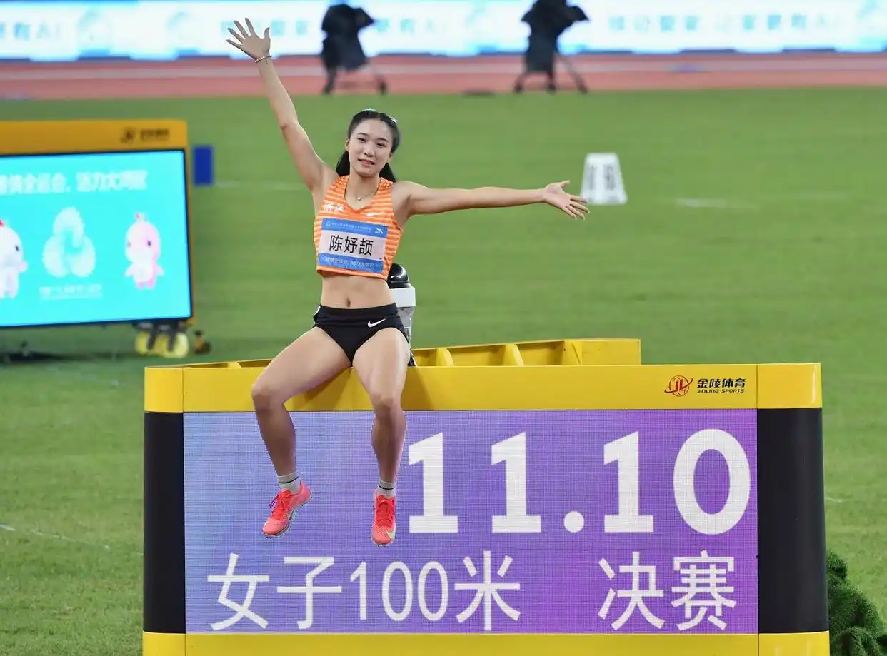 葛曼棋退赛,没有对手的“小孩姐”陈妤颉成为全运会历史上最年轻女子百米冠军