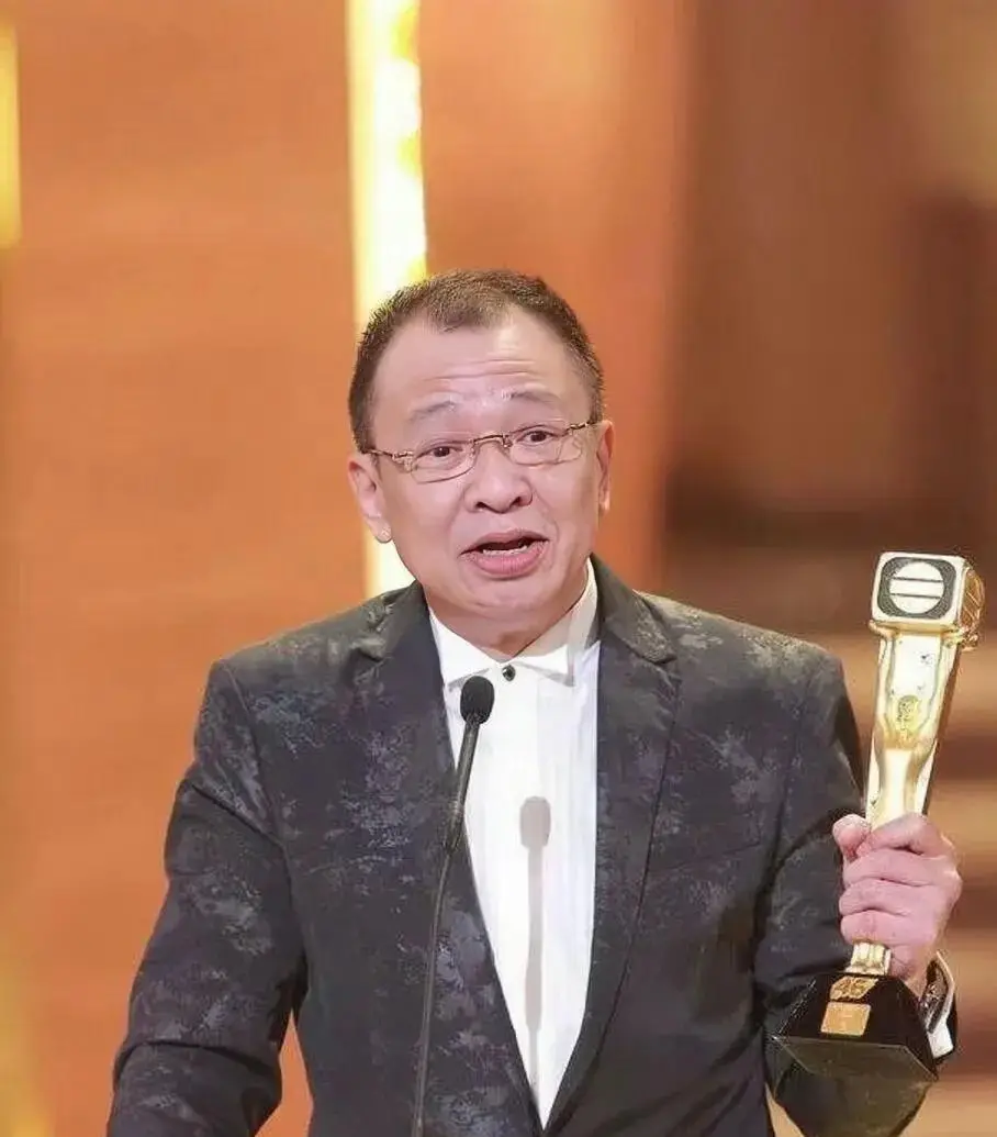 全网泪崩悼念_76岁许绍雄癌逝_欧阳震华与苗侨伟为许绍雄扶灵