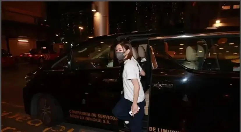 全网泪崩悼念_欧阳震华与苗侨伟为许绍雄扶灵_76岁许绍雄癌逝