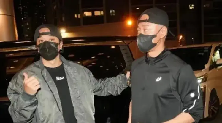 全网泪崩悼念_76岁许绍雄癌逝_欧阳震华与苗侨伟为许绍雄扶灵