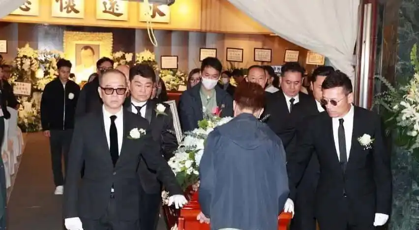 许绍雄追思会 欧阳震华扶灵 TVB艺员训练班回忆_欧阳震华与苗侨伟为许绍雄扶灵