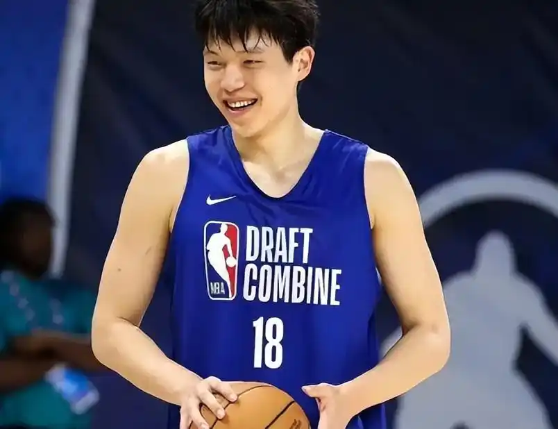 杨瀚森追梦评价_杨瀚森NBA发展联盟_美记:球迷们急切希望杨瀚森获得更多出场机会 但他还需打磨技术