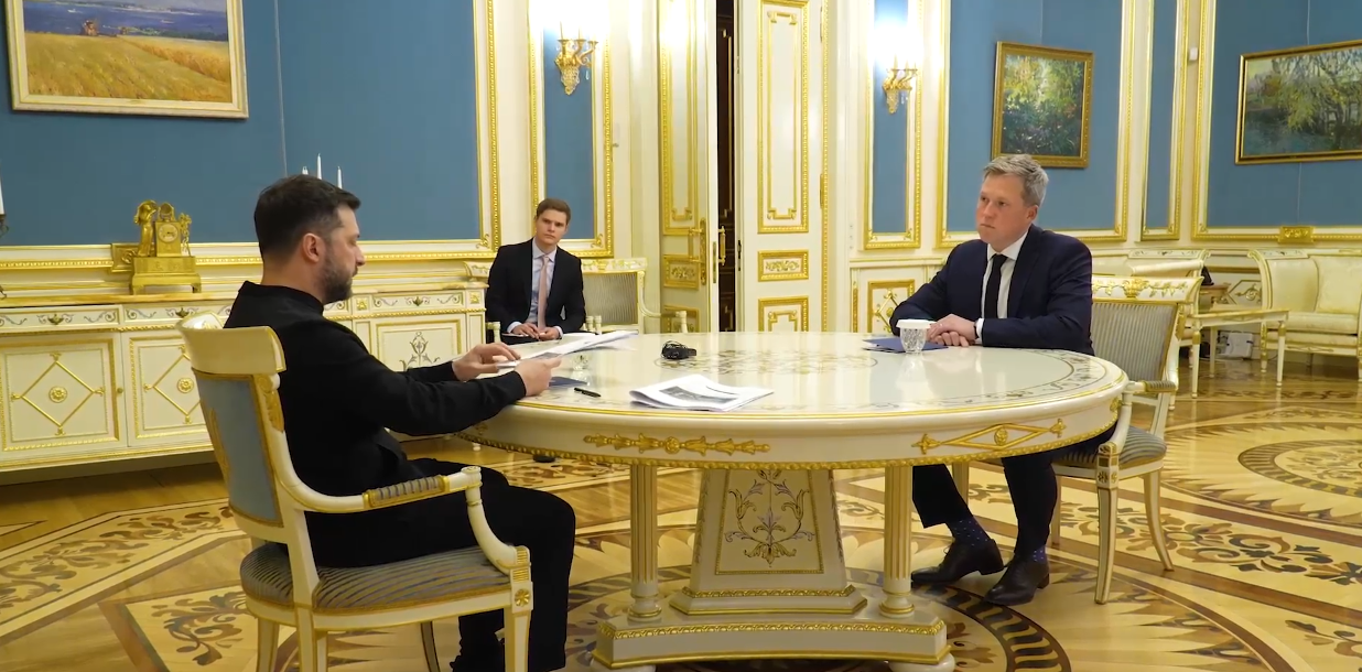 乌克兰与美国团队制定和平计划_泽连斯基已收到美和平计划草案_乌克兰总统泽连斯基与美国陆军部长德里斯科尔会晤