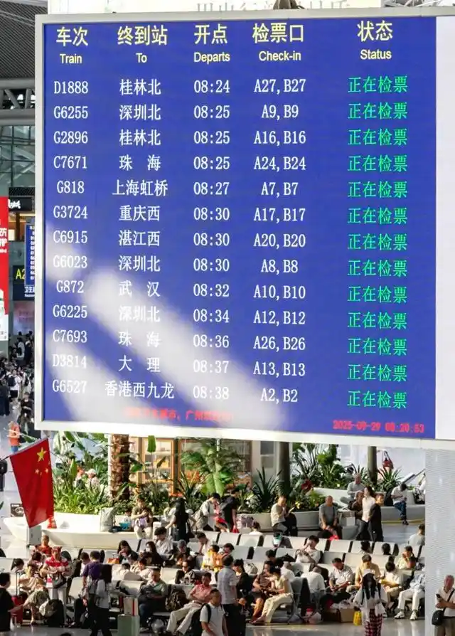 全国最忙高铁站上演名场面_广州南站安全生产指挥中心_铁路综控员精准调度