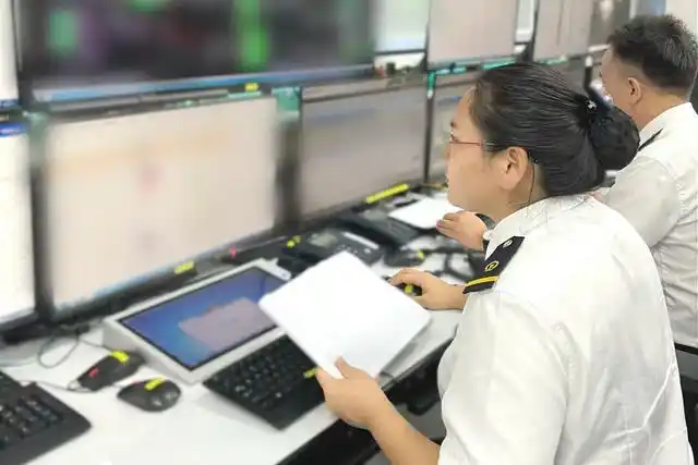 铁路综控员精准调度_全国最忙高铁站上演名场面_广州南站安全生产指挥中心