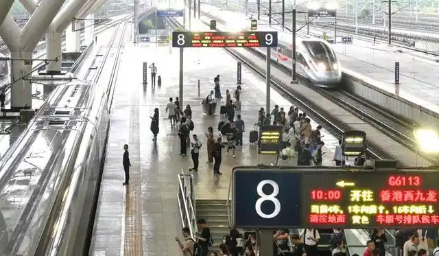 铁路综控员精准调度_全国最忙高铁站上演名场面_广州南站安全生产指挥中心