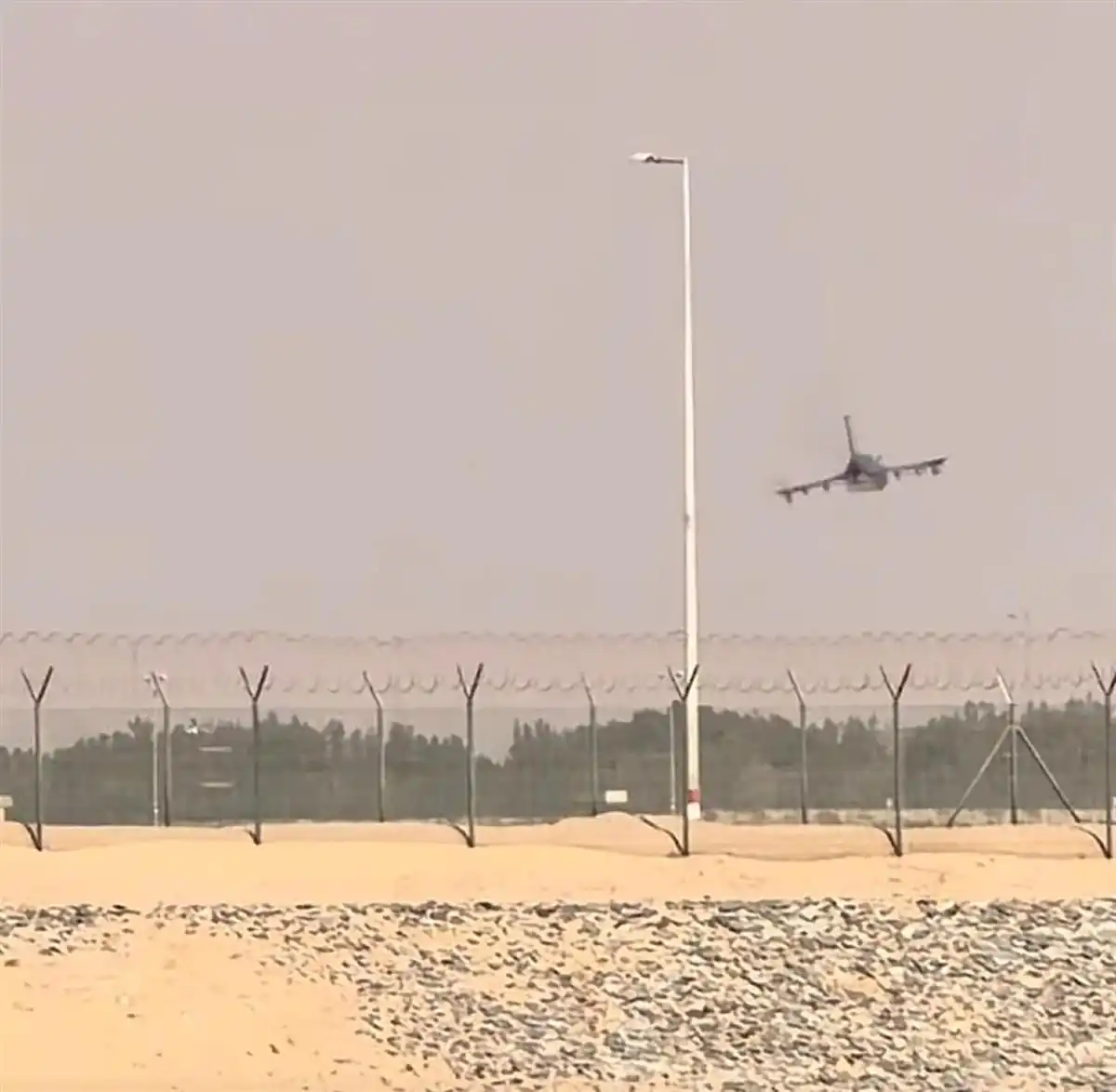 印度坠毁光辉战机飞行员已死亡_2025阿联酋迪拜航展印度光辉战机坠毁事件_印度LCA光辉战机迪拜航展坠毁原因分析