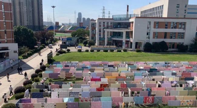 论中国小孩对晒被子的执念:冬日温暖必备