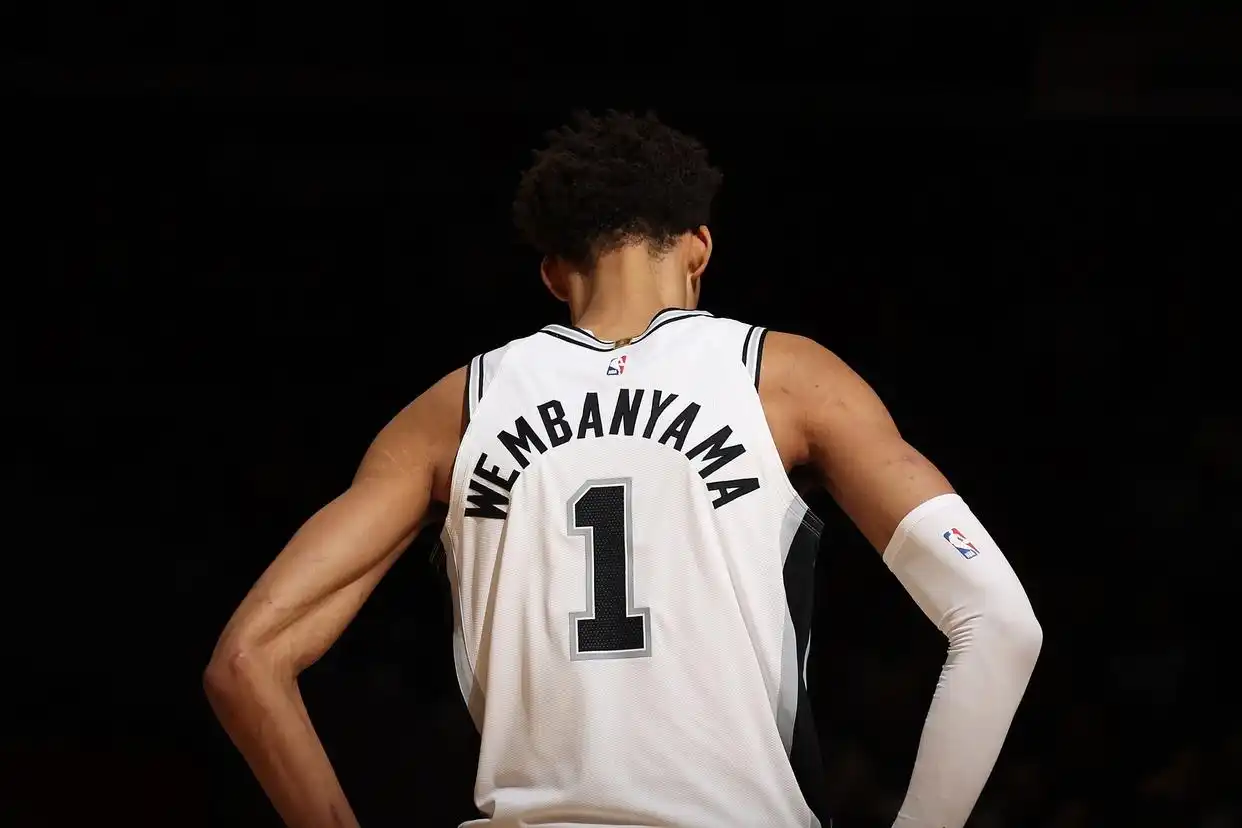 nba-马刺大胜独行侠 文班亚马和队友庆祝_NBA常规赛独行侠马刺比赛 弗拉格首秀 文班亚马40分15篮板