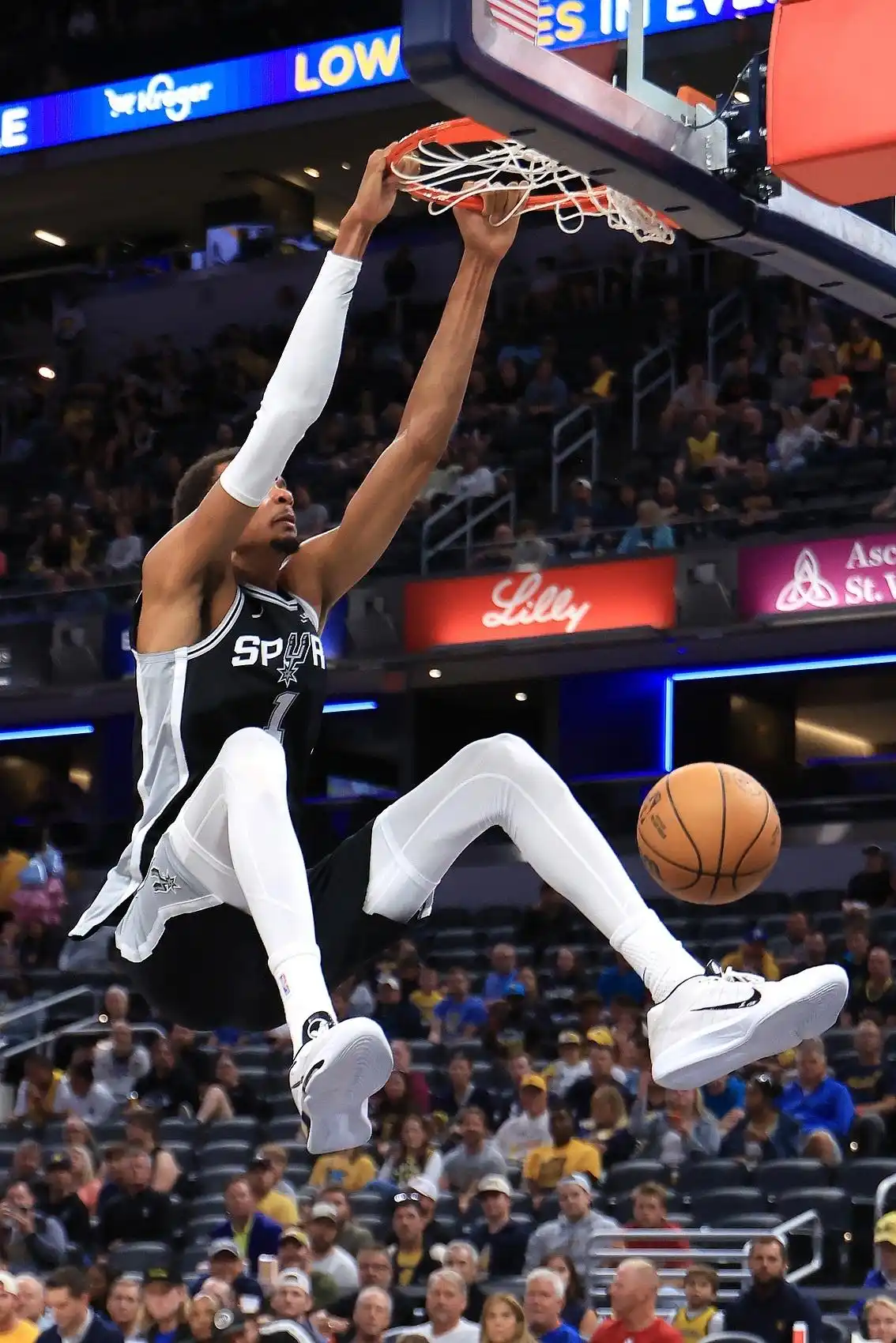 NBA常规赛独行侠马刺比赛 弗拉格首秀 文班亚马40分15篮板_nba-马刺大胜独行侠 文班亚马和队友庆祝