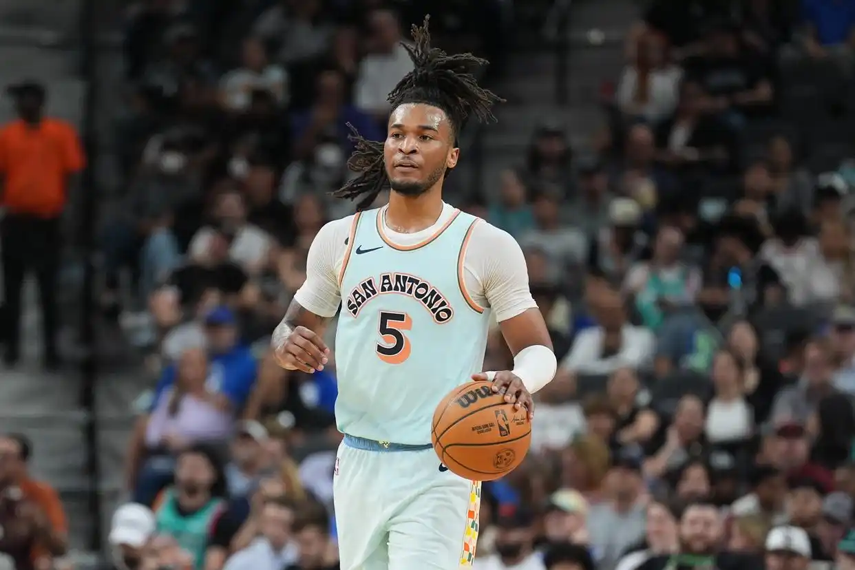 NBA常规赛独行侠马刺比赛 弗拉格首秀 文班亚马40分15篮板_nba-马刺大胜独行侠 文班亚马和队友庆祝