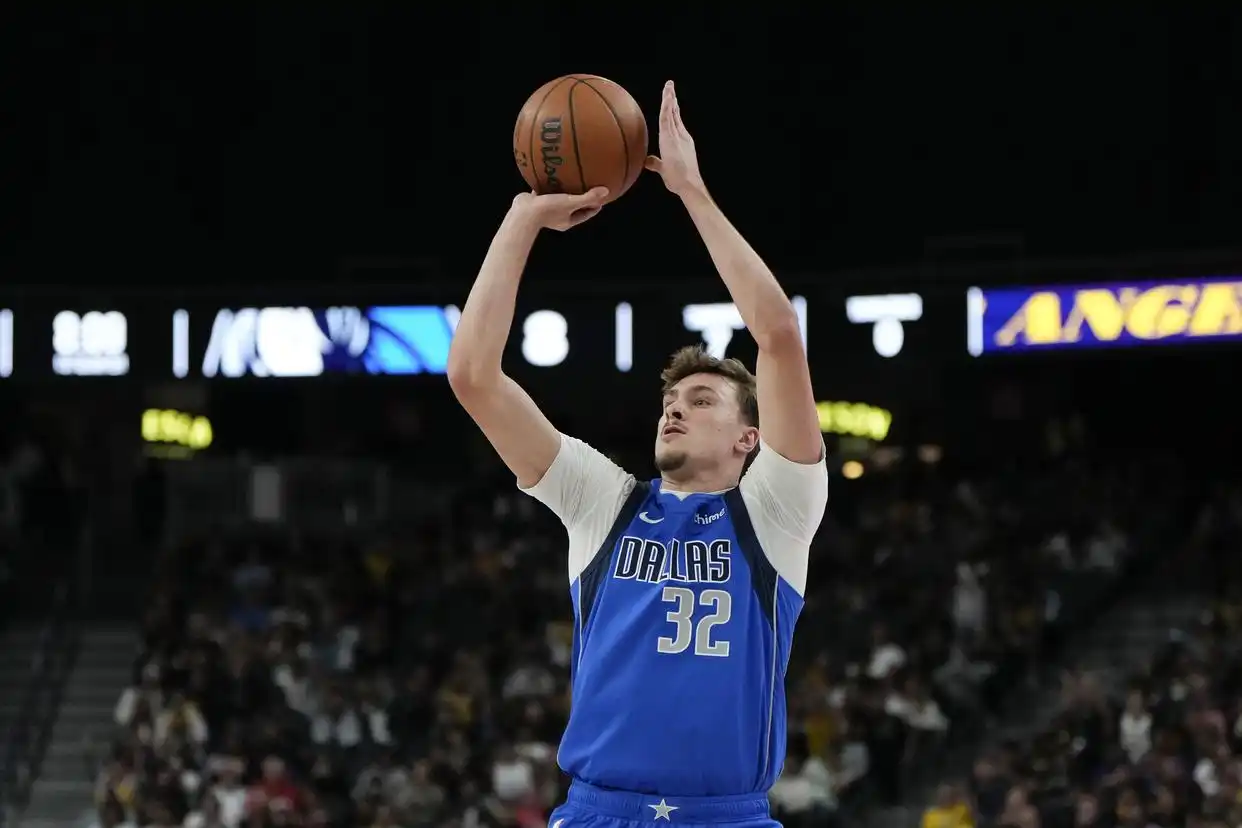 NBA常规赛独行侠马刺比赛 弗拉格首秀 文班亚马40分15篮板_nba-马刺大胜独行侠 文班亚马和队友庆祝