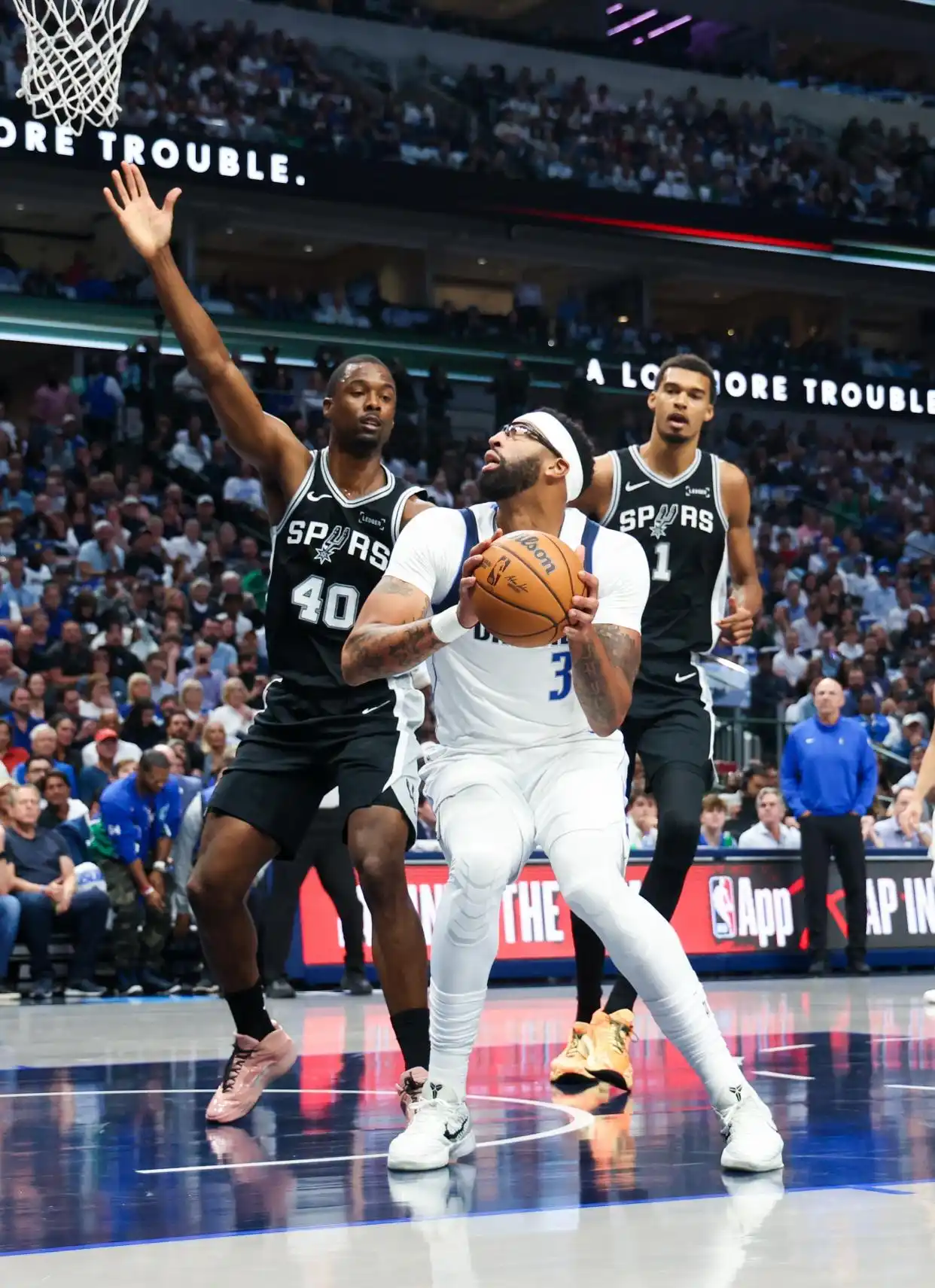 NBA常规赛独行侠马刺比赛 弗拉格首秀 文班亚马40分15篮板_nba-马刺大胜独行侠 文班亚马和队友庆祝