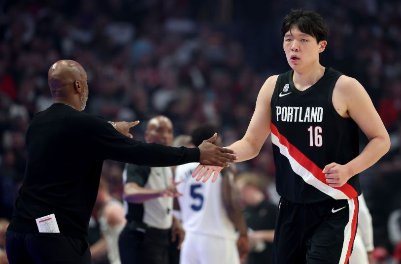 时隔6年又有中国球员进nba 上一位是火箭周琦_中国球员NBA历史_杨瀚森NBA首秀