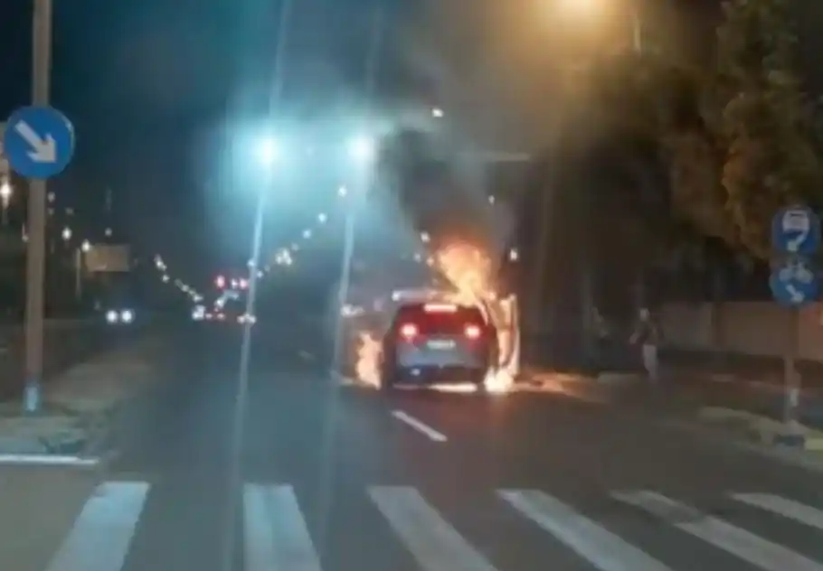 理想汽车上海起火事故_理想MEGA行驶中起火_mega行驶时起火被烧成空架 理想回应