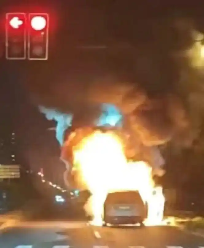 理想MEGA行驶中起火_理想汽车上海起火事故_mega行驶时起火被烧成空架 理想回应