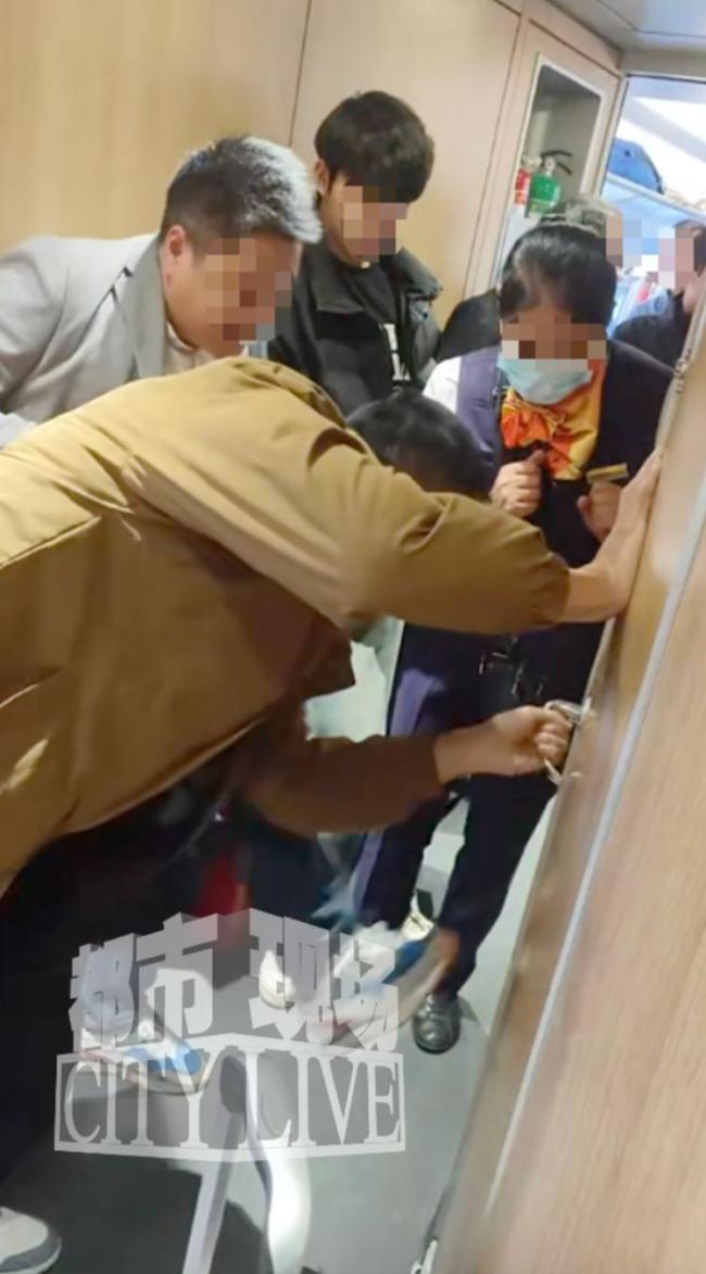 知情者谈乘客被困高铁厕所踹门施救