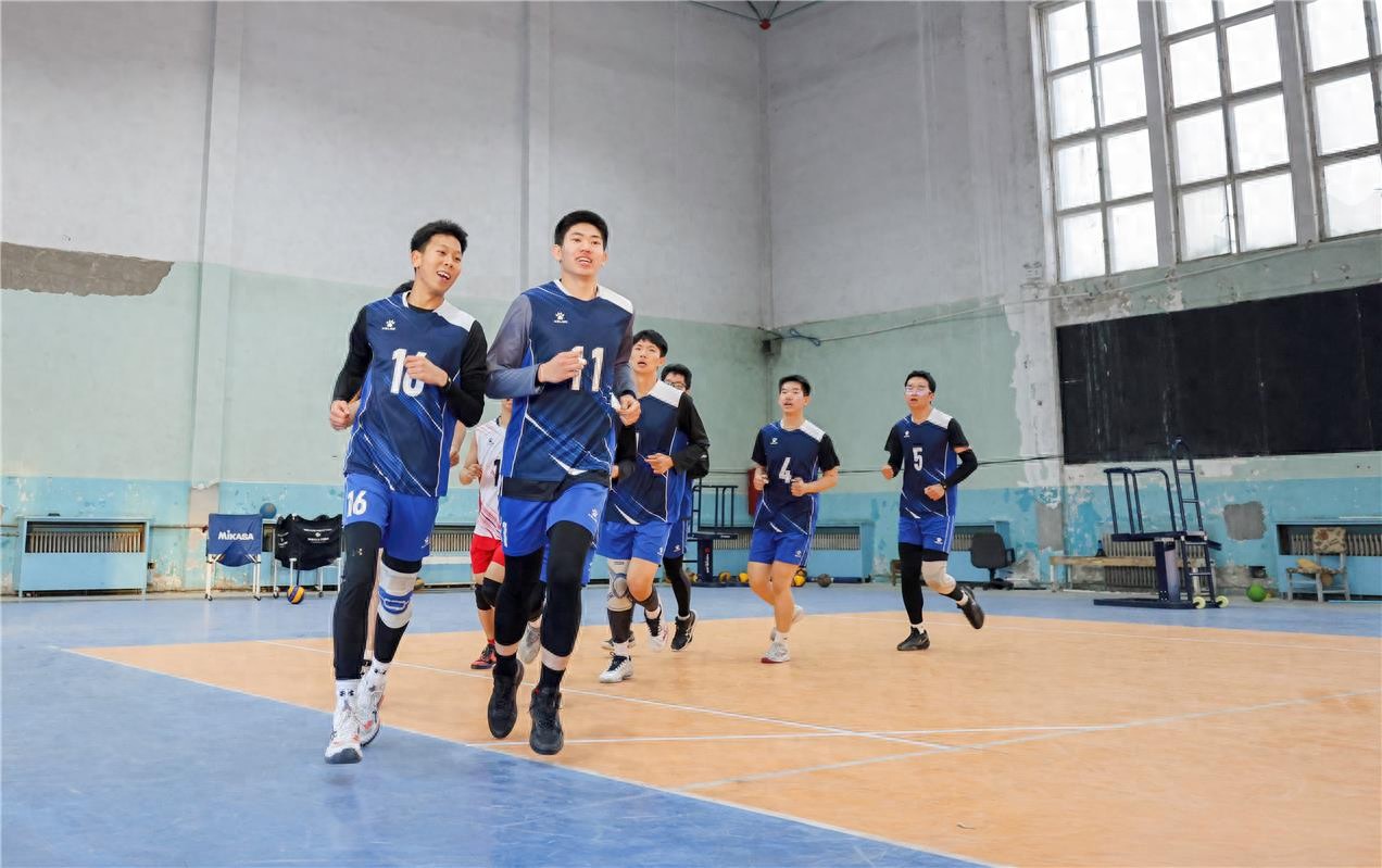 初中排球队训练_内蒙古青少年男排集训_呼铁一中男排训练