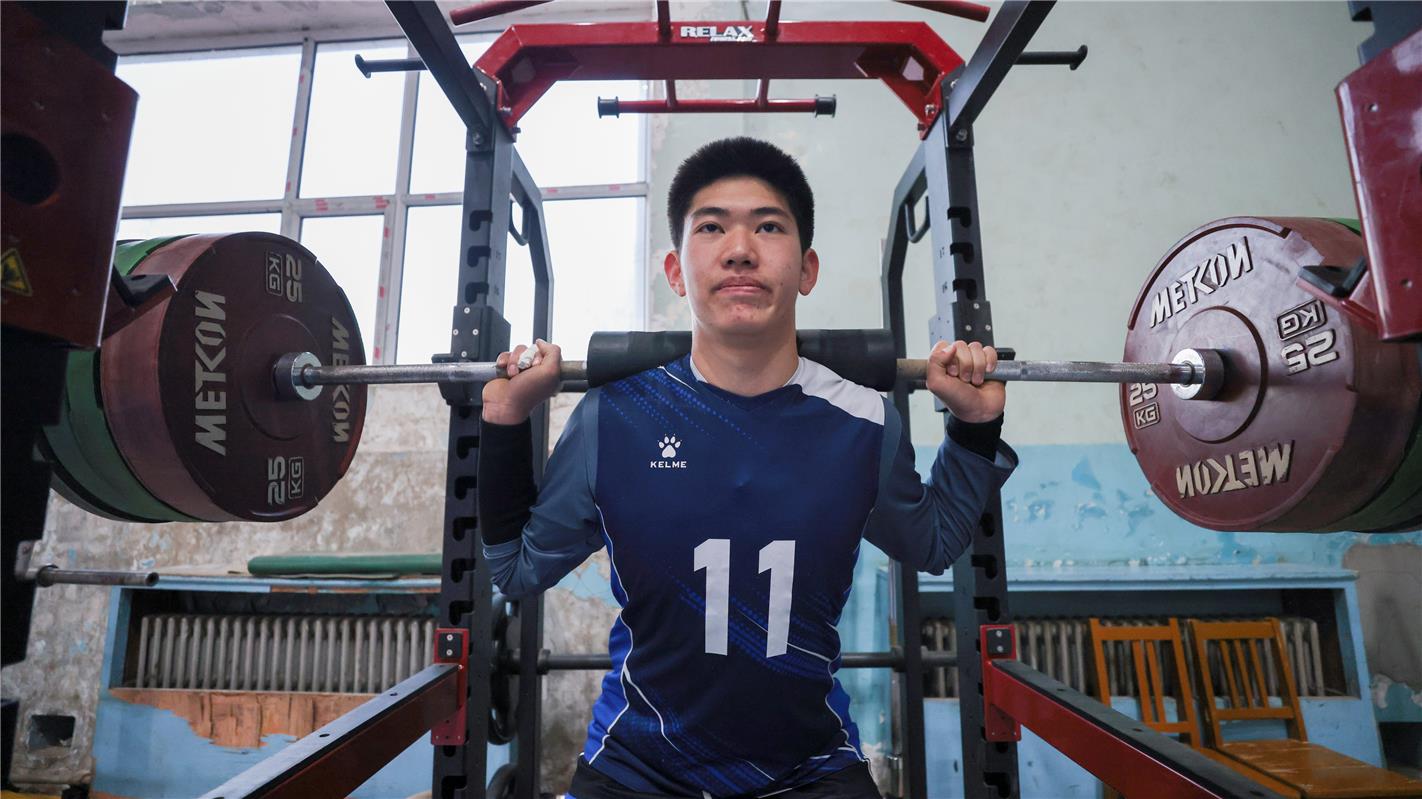 呼铁一中男排训练_内蒙古青少年男排集训_初中排球队训练