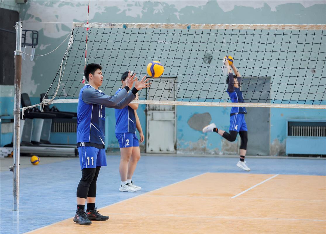 内蒙古青少年男排集训_初中排球队训练_呼铁一中男排训练