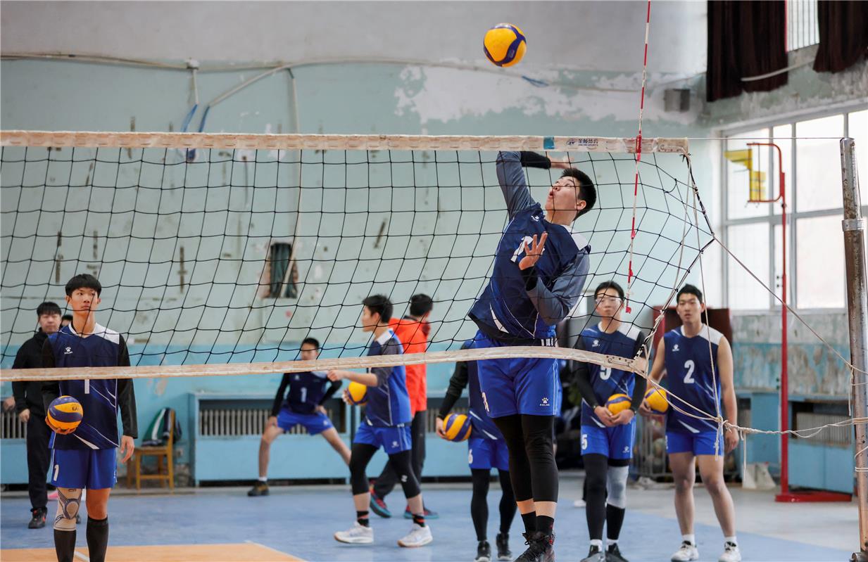 呼铁一中男排训练_内蒙古青少年男排集训_初中排球队训练