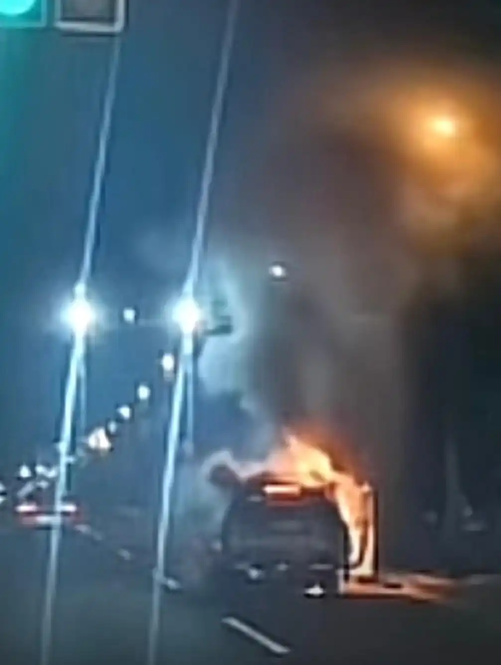 理想Mega起火原因调查_理想Mega行驶中起火_mega行驶时起火被烧成空架 理想回应