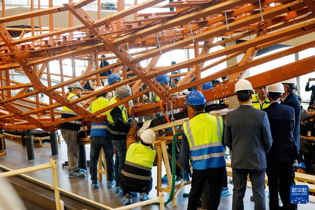 大埃及博物馆第二艘太阳船启动安装_胡夫第二艘太阳船组装工作_大埃及博物馆胡夫太阳船展厅修复