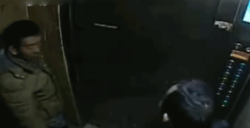 长期占用电梯不关门_女子早高峰占电梯被推出去后厮打_电梯门光幕感应