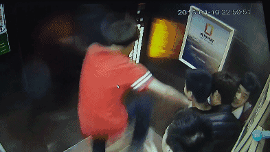 电梯门光幕感应_女子早高峰占电梯被推出去后厮打_长期占用电梯不关门