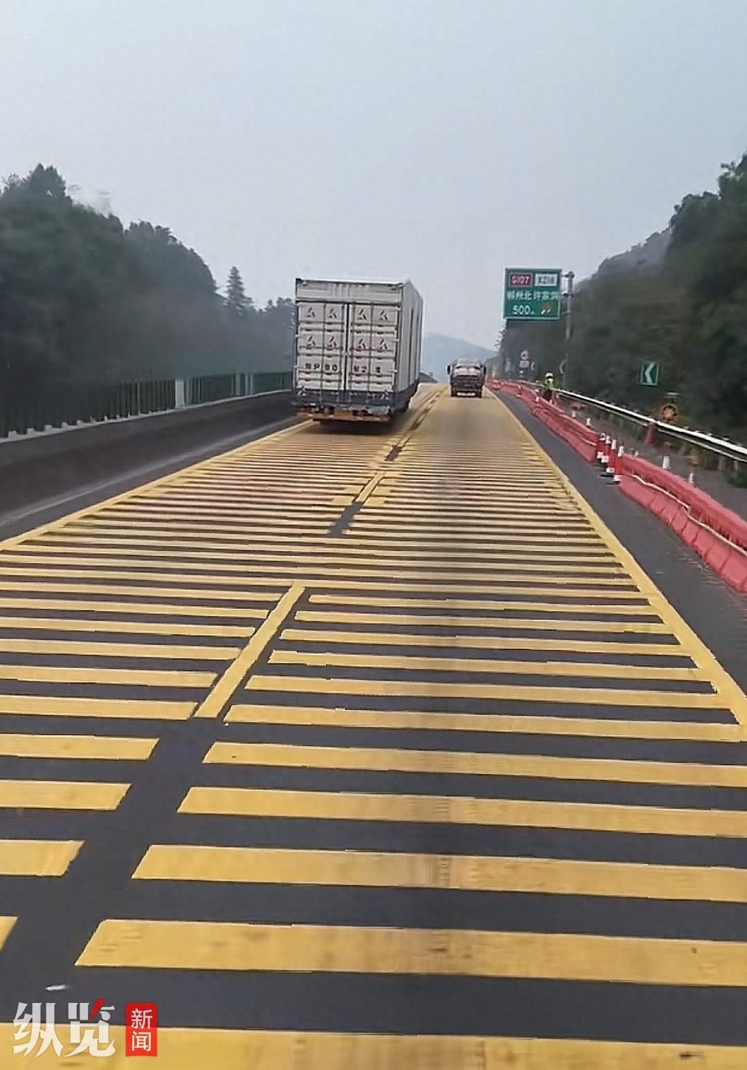 湖南一高速路设数公里不间断减速带 车辆颠簸引担忧