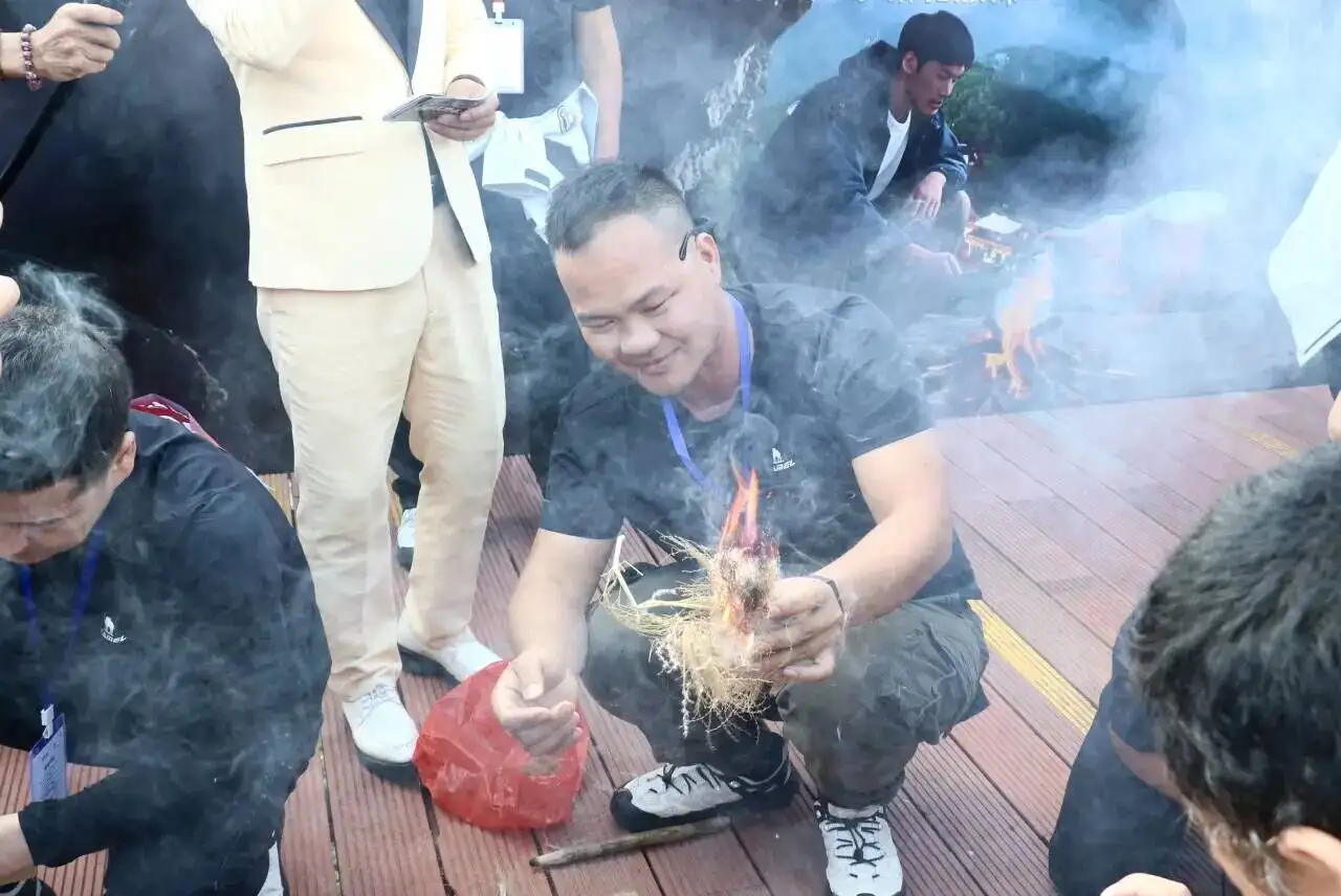 张家界七星山骆驼杯_荒野求生14天挑战赛_女子参加荒野求生14天后瘦成闪电