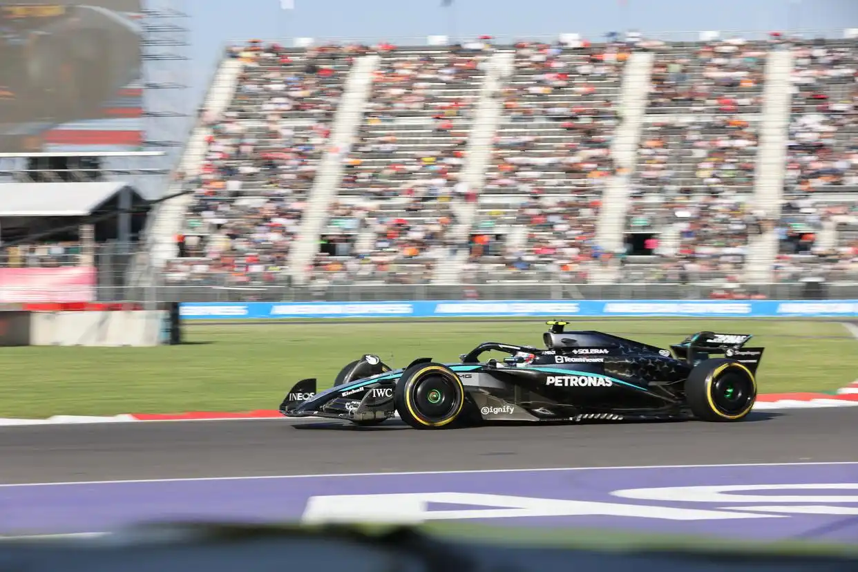 f1墨西哥城大奖赛第三次练习赛_2025赛季世界一级方程式赛车锦标赛墨西哥城大奖赛练习赛_威廉姆斯车队西班牙车手塞恩斯比赛照片