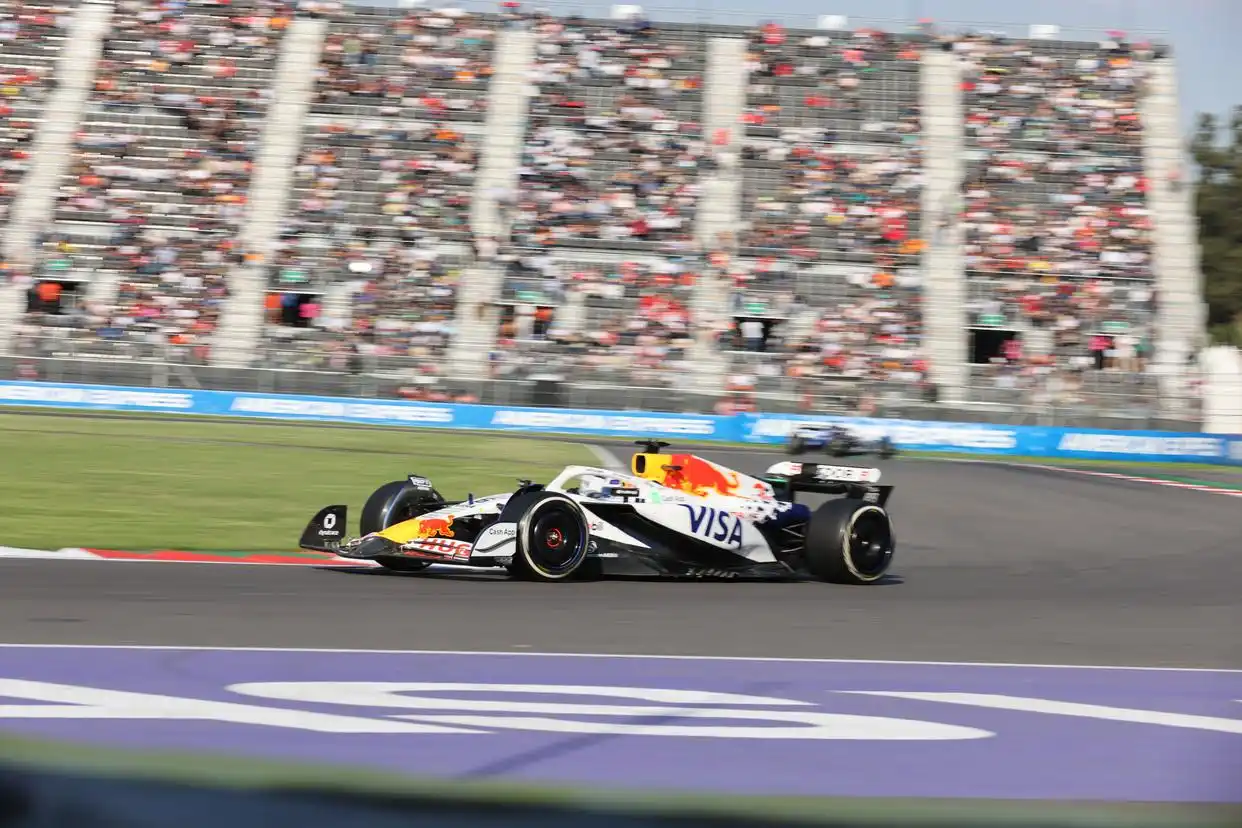 f1墨西哥城大奖赛第三次练习赛_2025赛季世界一级方程式赛车锦标赛墨西哥城大奖赛练习赛_威廉姆斯车队西班牙车手塞恩斯比赛照片