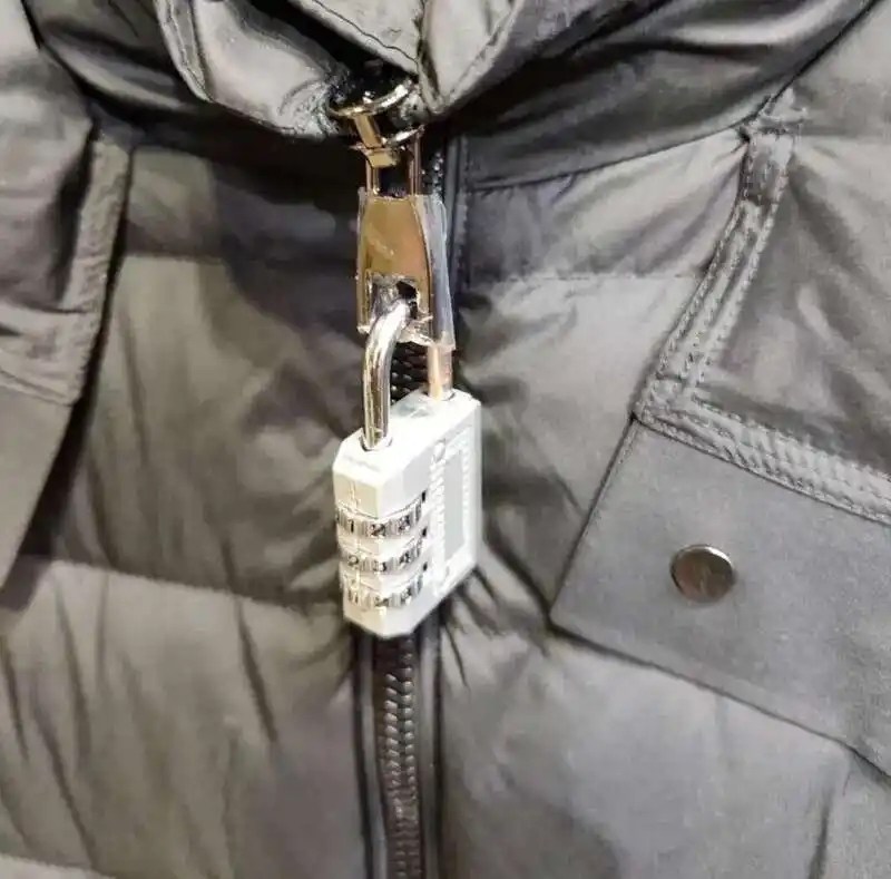 巨型吊牌防蹭穿_男装店用烟灰缸做吊牌后退货减少_商家创意吊牌设计