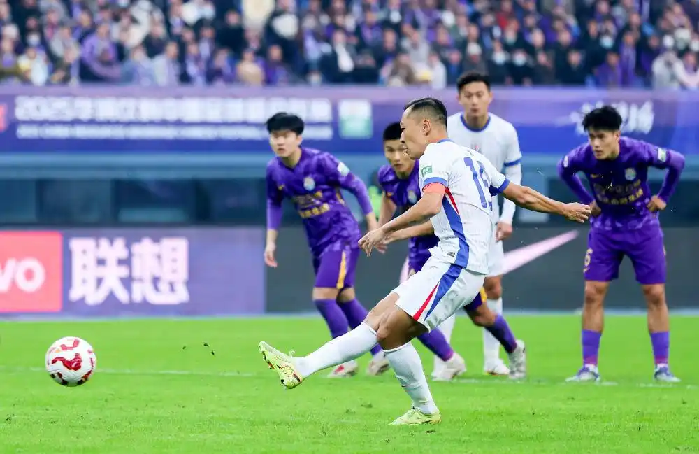 2025赛季中超联赛上海海港队夺冠_三连冠！中超最终积分榜：海港力压申花夺冠，梅州亚泰降级_上海申花队亚军