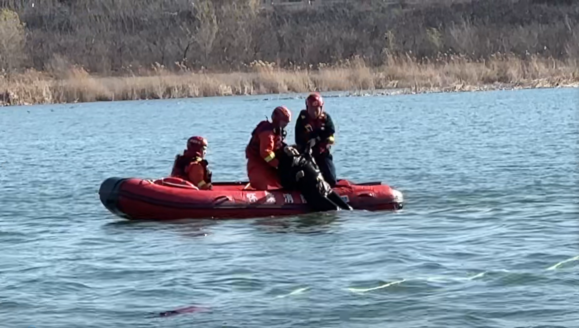 怀柔区潮白河女子落水救援_消防员冲锋舟紧急救援_女子掉入5米深冰河多亏穿了厚羽绒服
