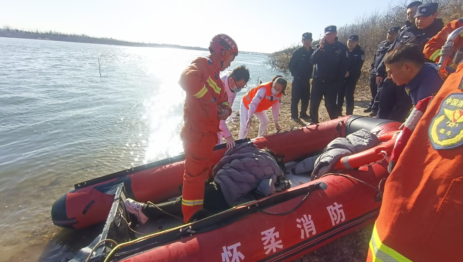 女子掉入5米深冰河多亏穿了厚羽绒服_怀柔区潮白河女子落水救援_消防员冲锋舟紧急救援