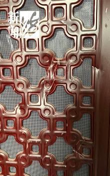 上海一对夫妻持斧逐户砍砸邻居家门 惊魂事件频发扰民