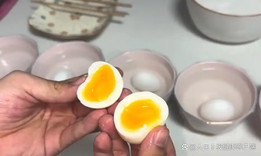 鸡蛋健康风险_过量食用鸡蛋危害_一天吃40个鸡蛋会造成肾脏严重负担