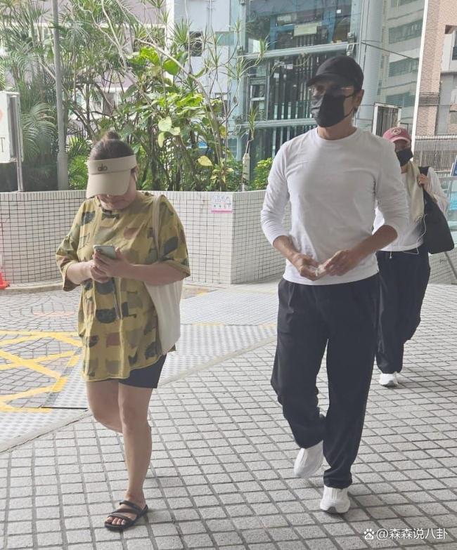 76岁“欢喜哥”许绍雄被曝病危入院 亲友医院探望神情严肃