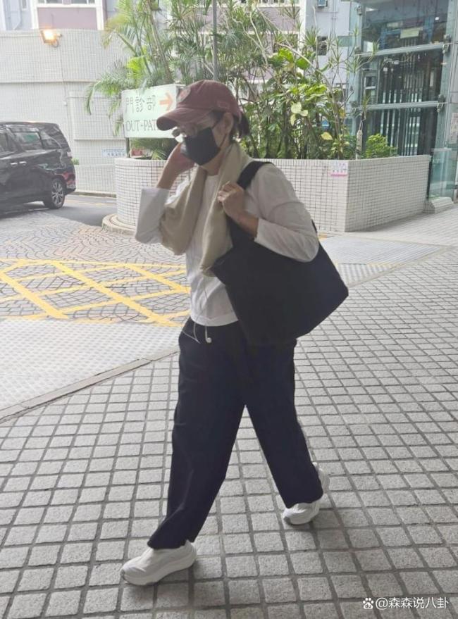 76岁“欢喜哥”许绍雄被曝病危入院 亲友医院探望神情严肃