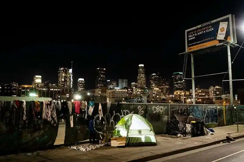 美国无家可归者危机 斩杀线 美国中产生存风险_努力工作也难逃美国“斩杀线”