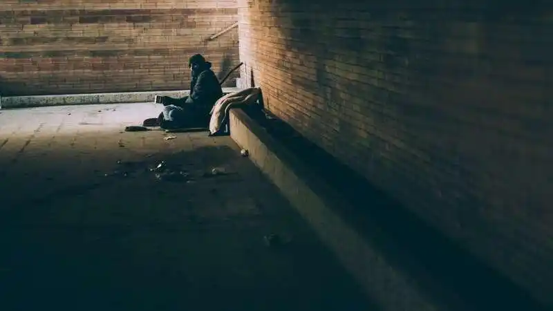 努力工作也难逃美国“斩杀线”_美国无家可归者危机 斩杀线 美国中产生存风险