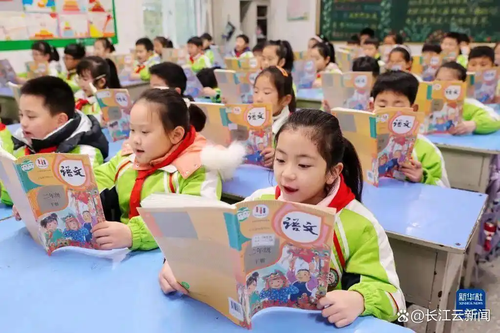 孩子们满嘴“包的”“666”该怎么办_成年人使用网络热梗对语言表达能力的影响_小学教师引导学生思考网络热梗如何用更丰富表达替代