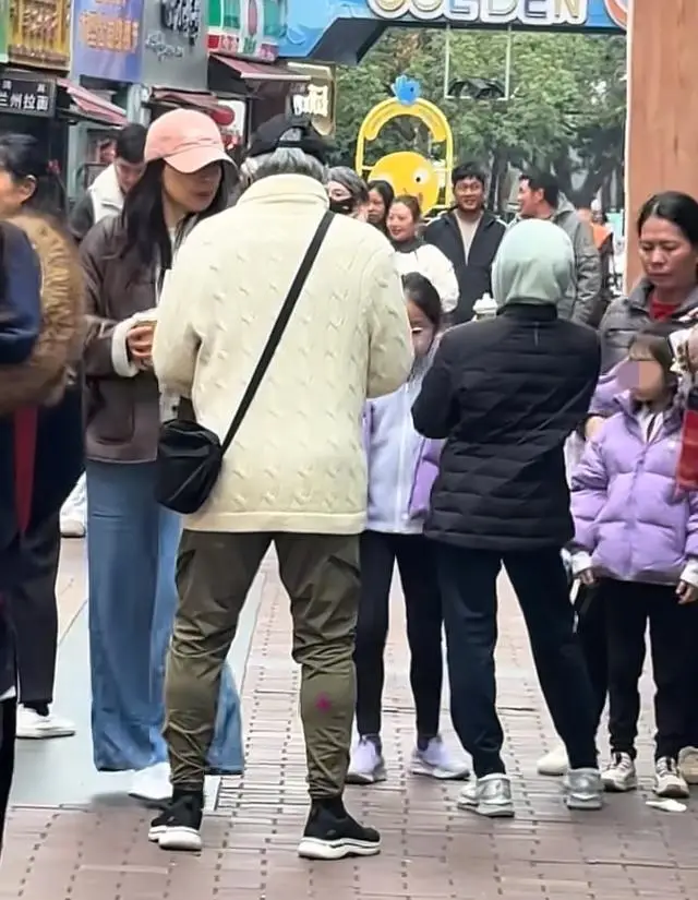 霍震霆分享霍家育儿观_郭晶晶霍启刚节俭生活_霍震霆郭晶晶蜜雪冰城