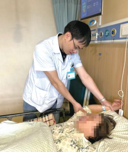 女子体验沙滩车侧翻18根肋骨断裂