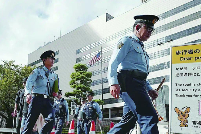 特朗普访日在美士兵面前即兴起舞 高市早苗迎外交大考