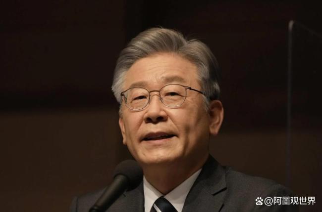 特朗普访问日本在美军士兵面前跳舞 即兴风格引关注